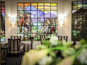 2 restaurantes, se sirven comidas, cenas y cocina internacional
