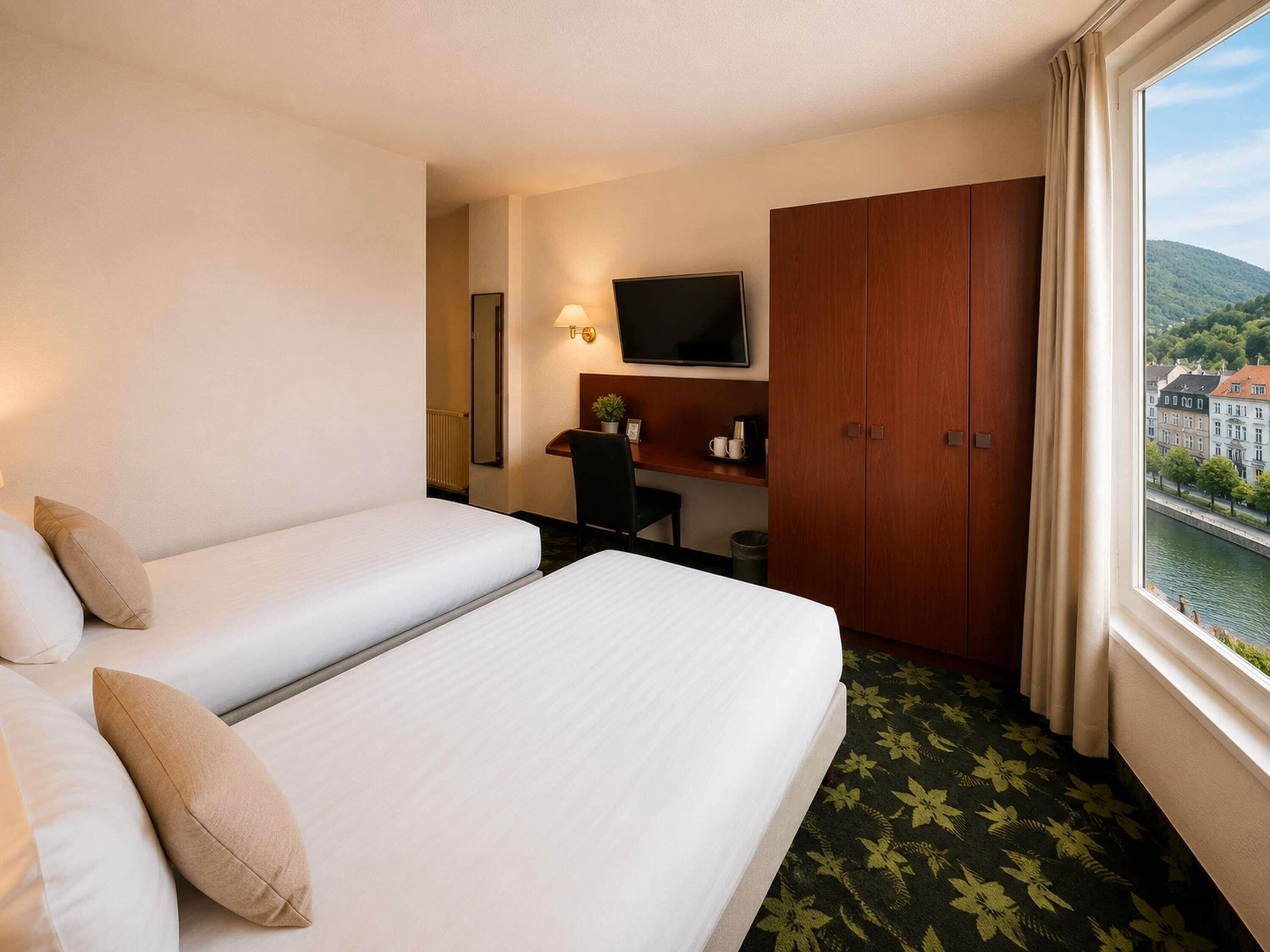 Une chambre d’hôtel avec deux lits, un bureau avec une chaise, une télévision et une armoire.