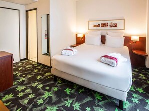 Standard Room, 1 Queen Bed with Sofa bed | Premium bedding, minibar, in-room safe, desk
