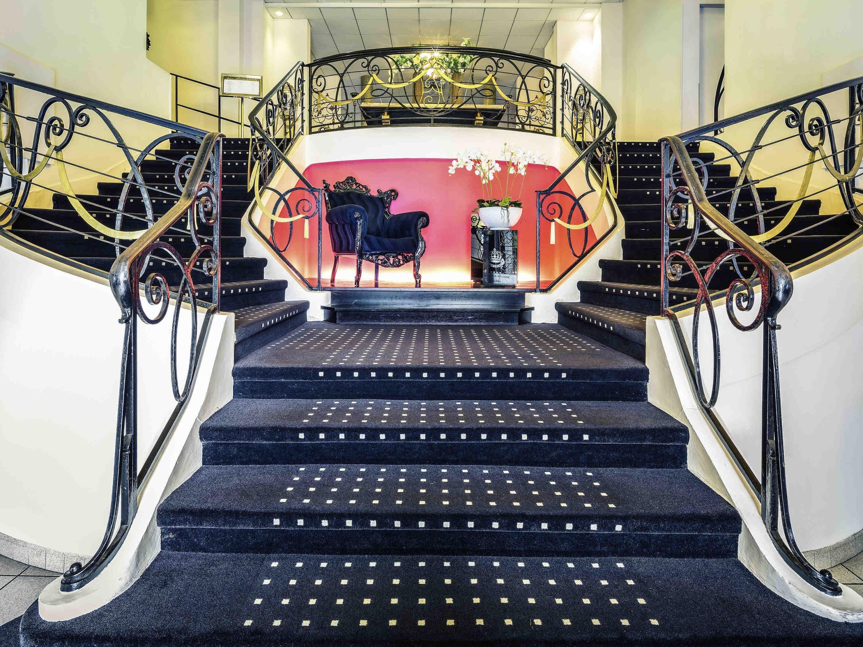 2 nhà hàng, phục vụ bữa trưa, bữa tối, món ăn mang phong cách quốc tế 