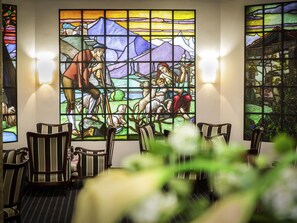 2 Restaurants, Mittagessen, Abendessen, internationale Küche