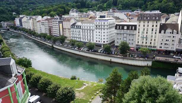 Vista del río con una ciudad y una hilera de hoteles, incluyendo el Hotel Galilee Windsor.