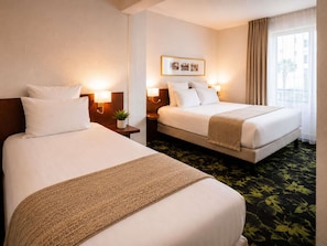 A hotel room with two beds, bedside lamps, a framed picture on the wall, and a window with curtains. - Mercure Lourdes Imperial (Lourdes)