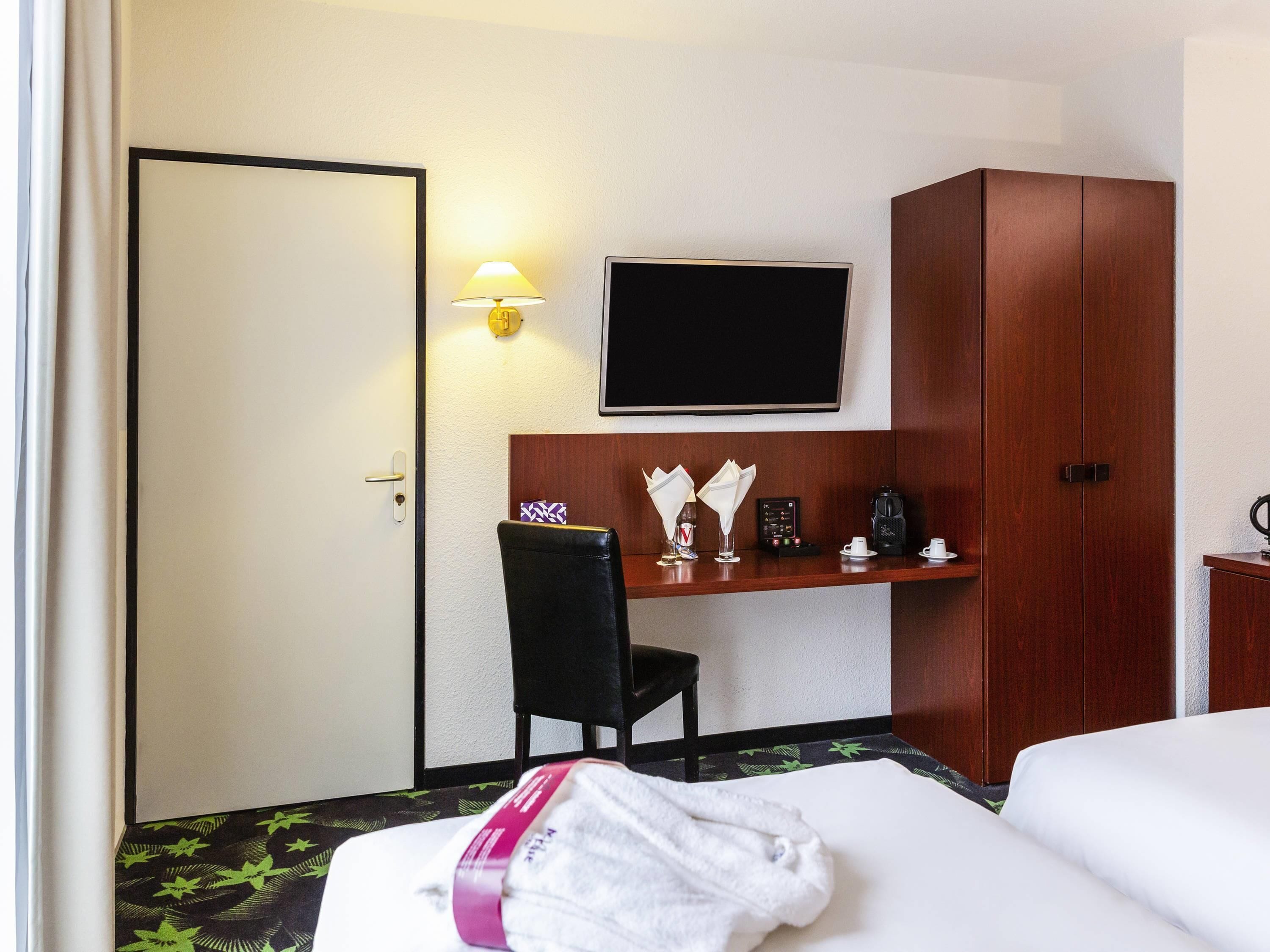Hochwertige Bettwaren, Minibar, Zimmersafe, Schreibtisch
