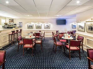 2 restaurants, lunch, dinner served; international cuisine