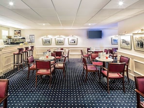 2 restaurants, lunch, dinner served; international cuisine