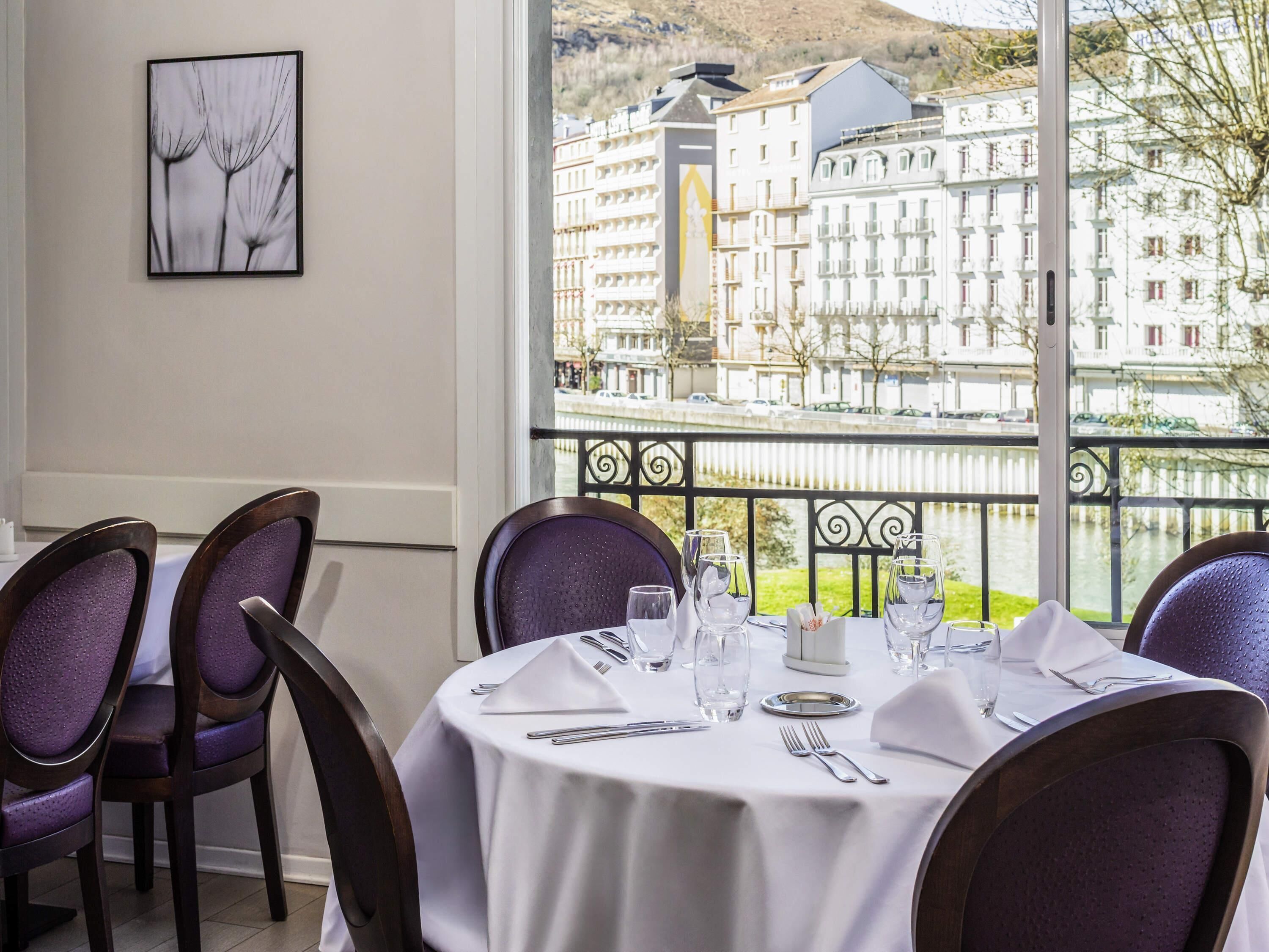 2 restaurants; lunch and dinner served 