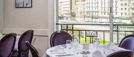 2 restaurants; lunch and dinner served