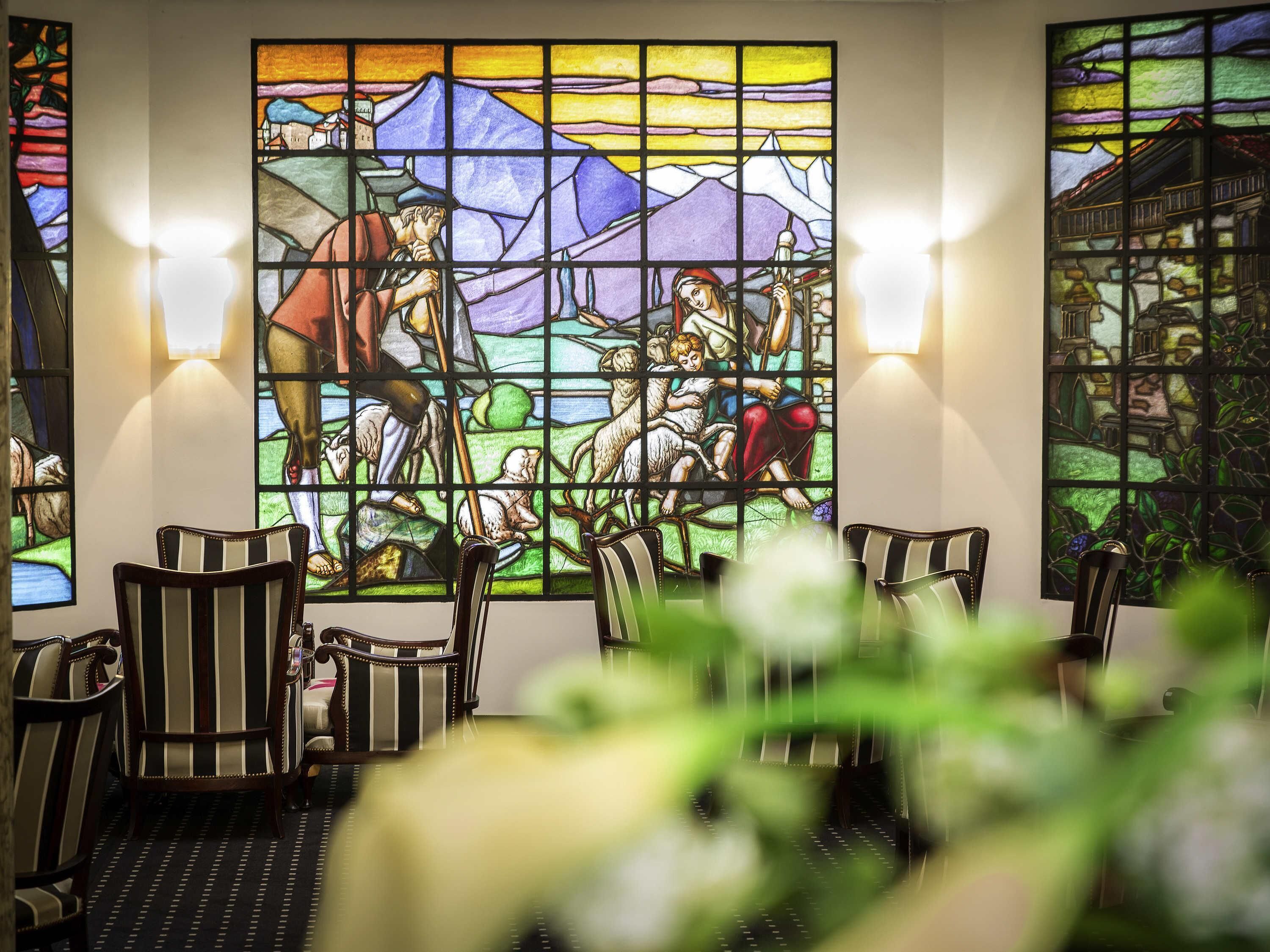 2 restaurants, lunch, dinner served; international cuisine 