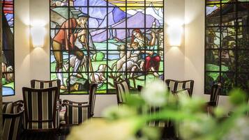 2 restaurants, lunch, dinner served; international cuisine