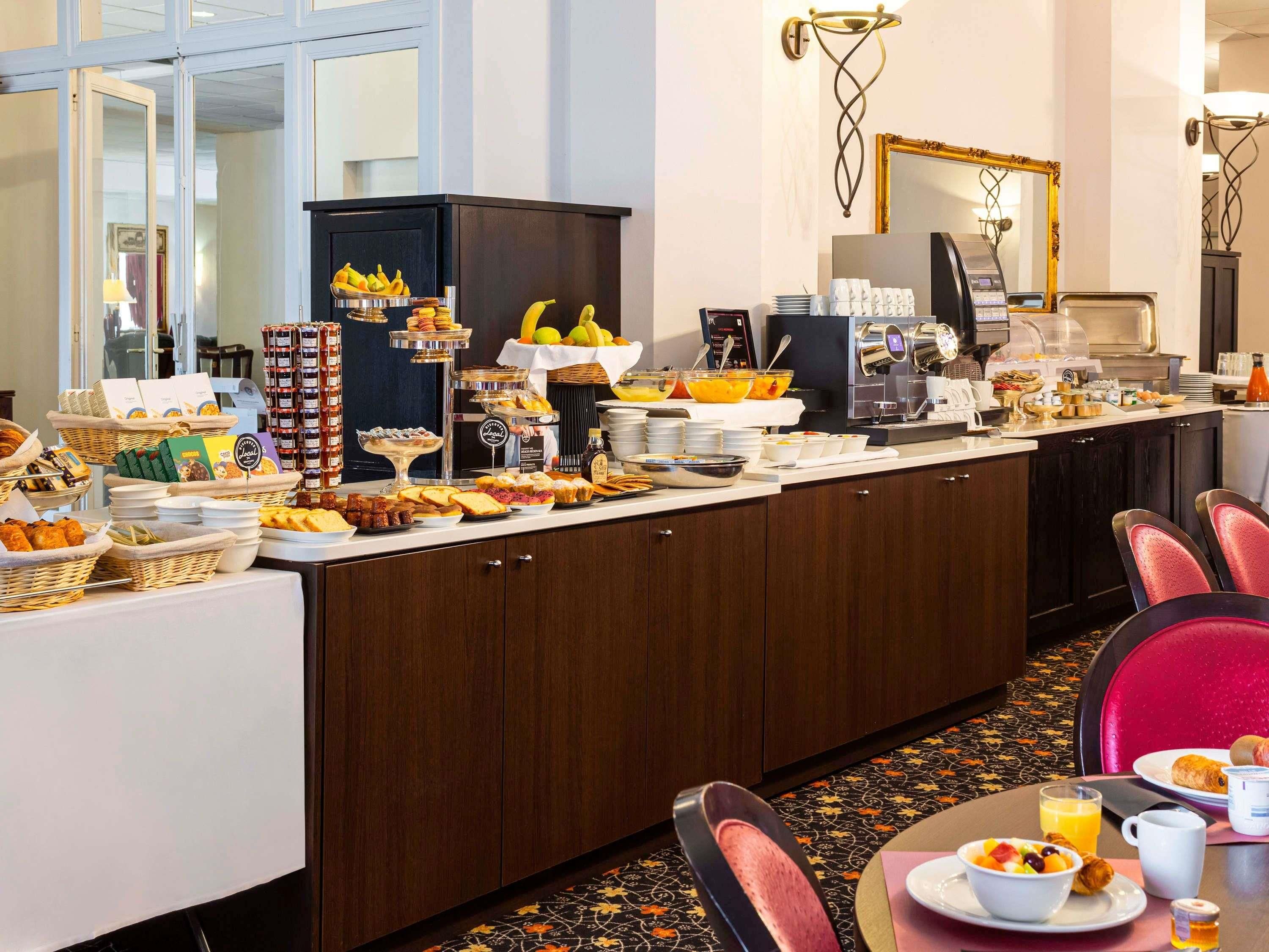 Un buffet de petit-déjeuner proposant une variété d’aliments et un coin café.