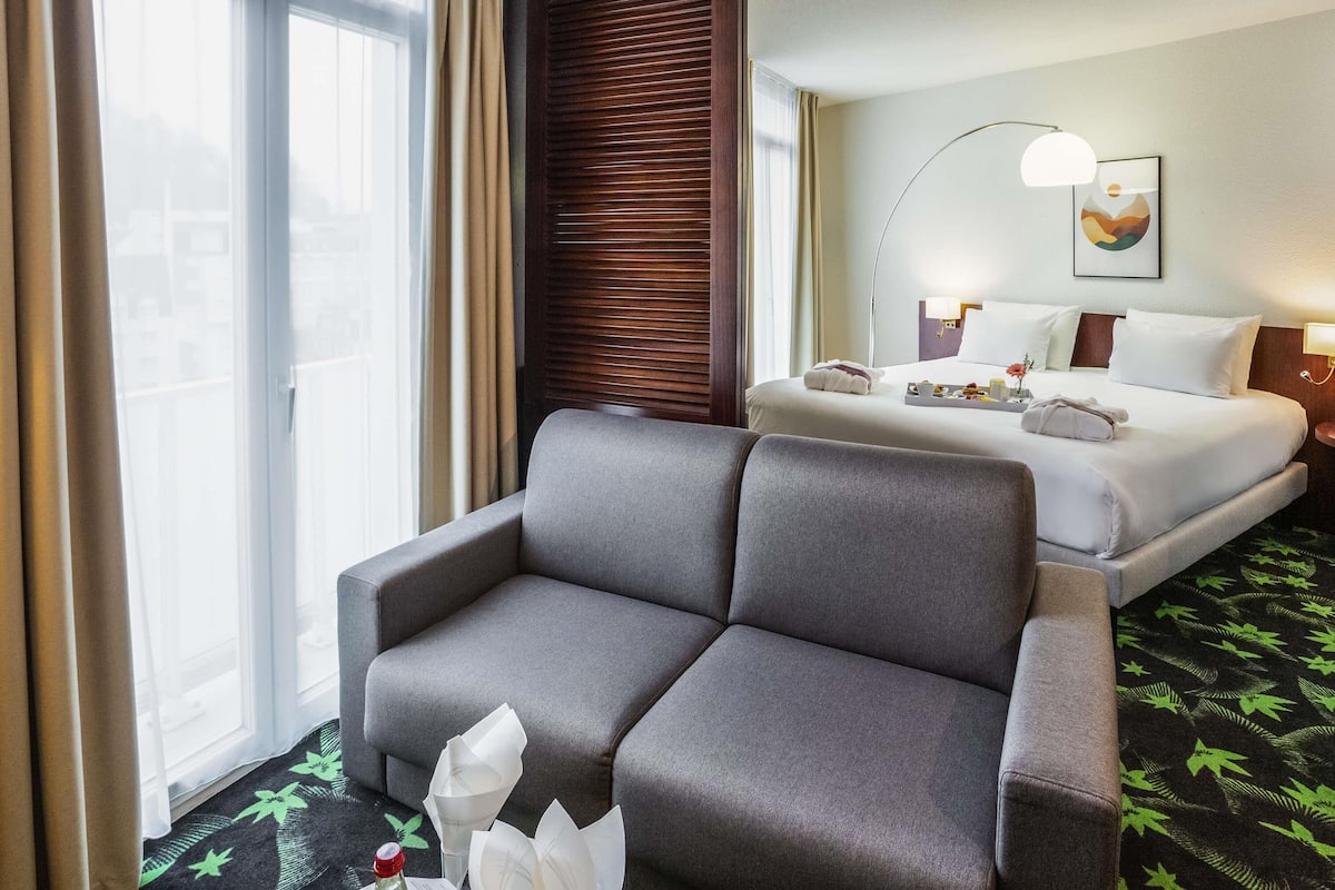 Premium bedding, minibar, in-room safe, desk