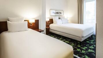 Triple Room, 3 Katil Bujang (Single) | Peralatan tempat tidur premium, bar mini, peti besi dalam bilik, meja