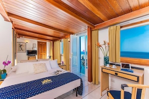Minibar, coffre-fort, accès au Wi-Fi (inclus), literie fournie