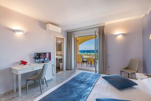 Deluxe Double Room, Sea View | Minibar, in-room safe, individually decorated, desk