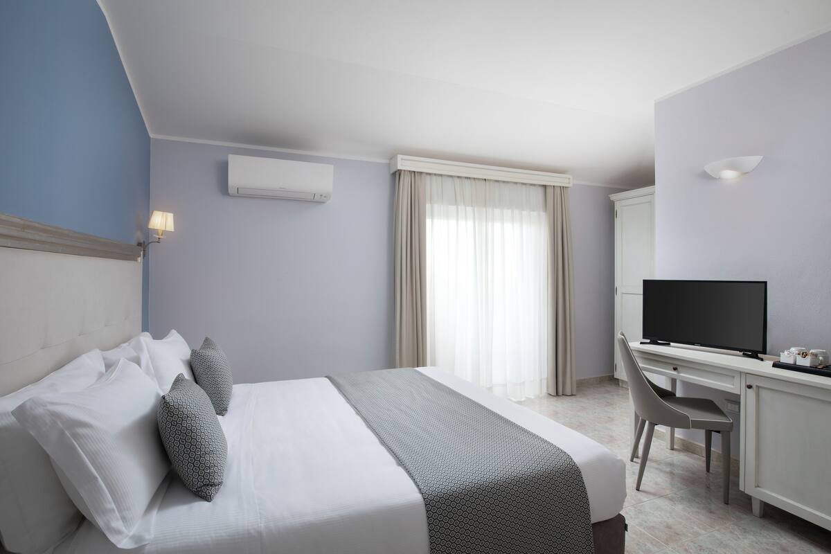 Minibar, in-room safe, desk, soundproofing