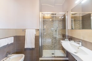 Shower, free toiletries, hair dryer, bidet - Hotel Rosa Dei Venti (Castelsardo)