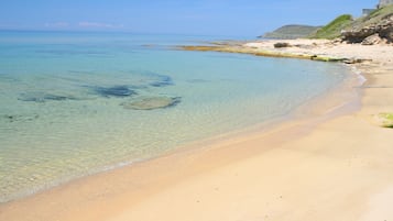 Vlak bij het strand, wit zand, een strandbar