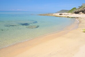 Beach nearby, white sand, beach bar