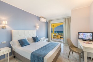 Habitación doble Deluxe, vista al mar | Minibar, caja de seguridad en la habitación y escritorio 