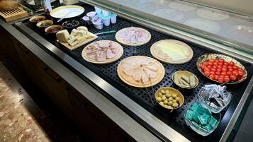 Petit déjeuner, déjeuner et dîner servis sur place