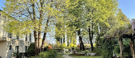Camera familiare | Vista giardino