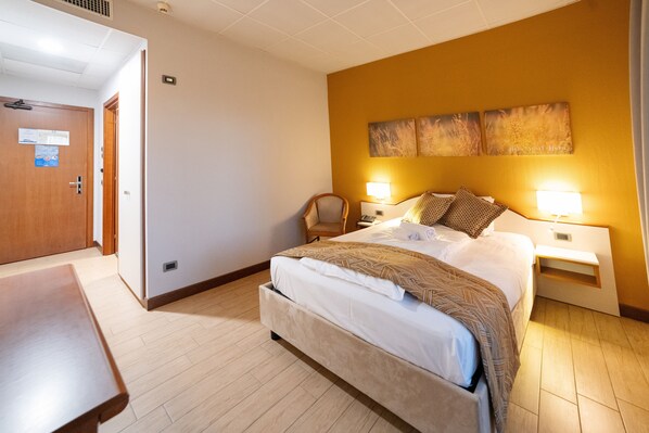 In-room safe, desk, laptop workspace, soundproofing - Hotel All'Orso (Roncade)