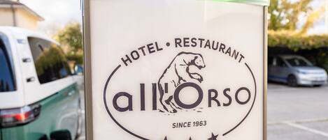 Bordje voor Hotel en Restaurant Allorso, met een logo, de slogan 'Sinds 1963' en drie sterren.