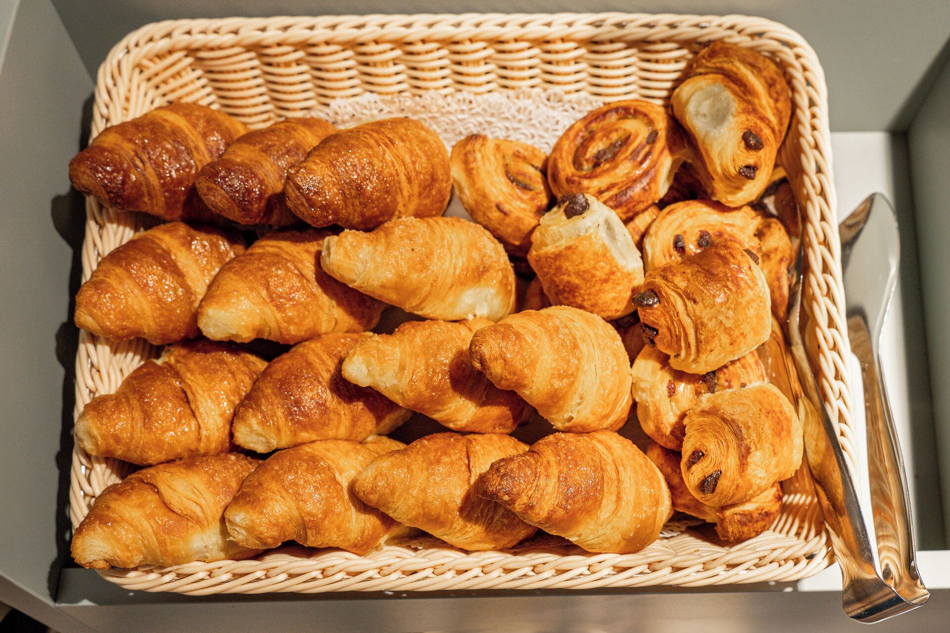 breakfast, lunch and dinner served