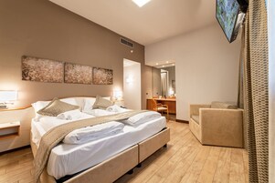 Caja de seguridad en la habitación y escritorio 