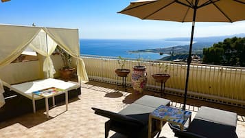 Suite, 1 King-Bett und Schlafsofa, barrierefrei, Meerblick | Terrasse/Patio