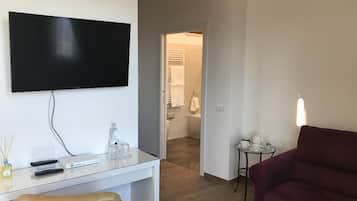 Junior-Suite, 1 King-Bett und Schlafsofa, barrierefrei, Meerblick | 1 Schlafzimmer, Allergikerbettwaren, Daunenbettdecken, Minibar
