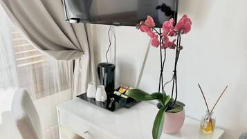 Quarto triplo superior | Roupas de cama antialérgicas, edredons de pluma, frigobar