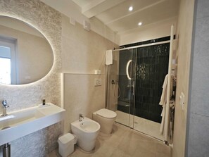 Camera Premium con letto matrimoniale o 2 letti singoli | Biancheria da letto ipoallergenica, copriletto in piuma, minibar