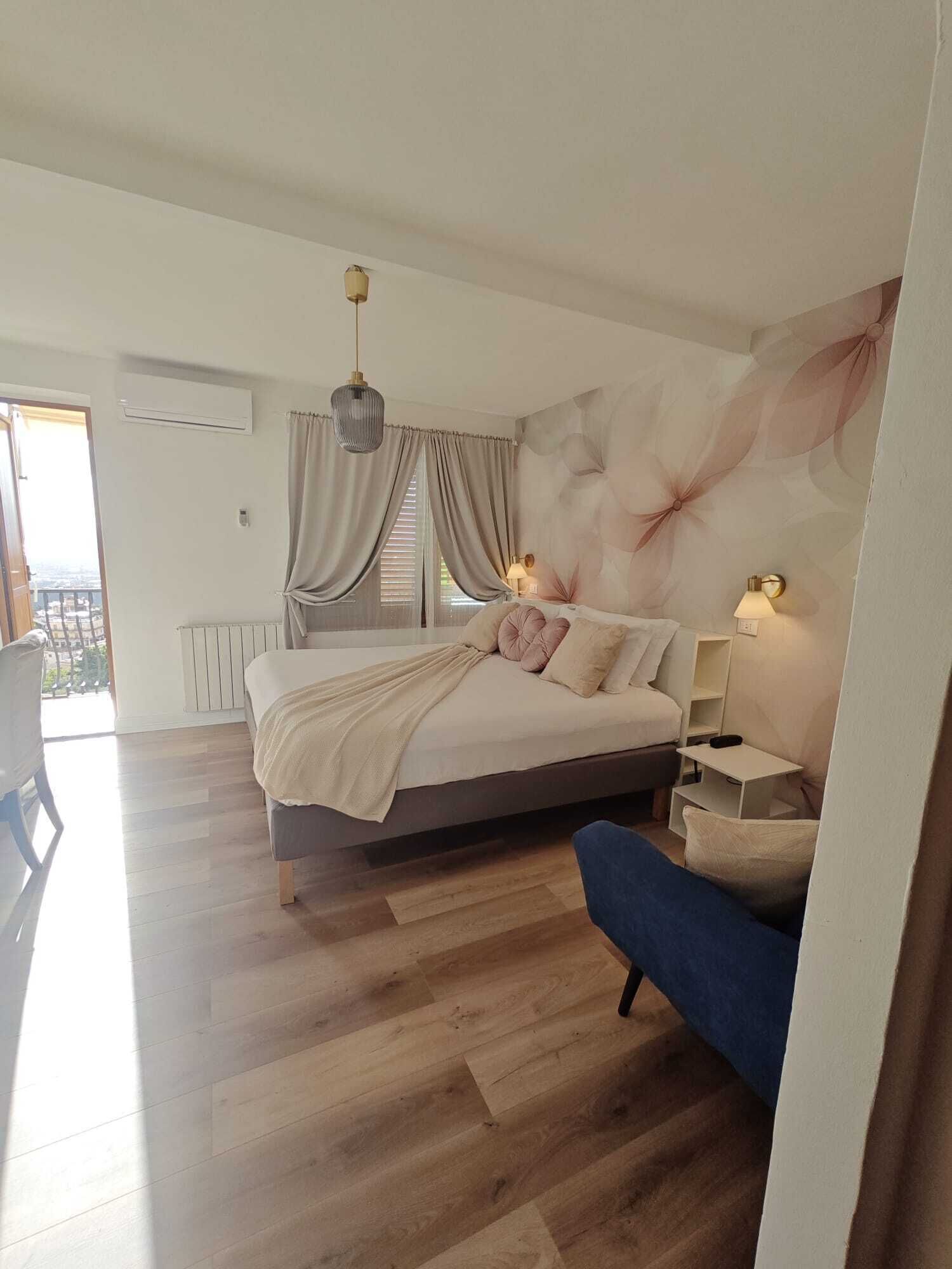 低刺激性寝具、羽毛の掛け布団、ミニバー、客室ごとに異なる装飾