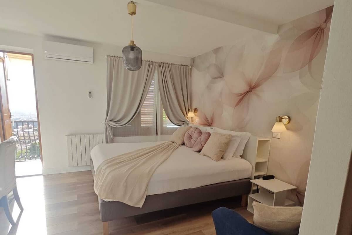 Hypo-allergenic bedding, down comforters, minibar