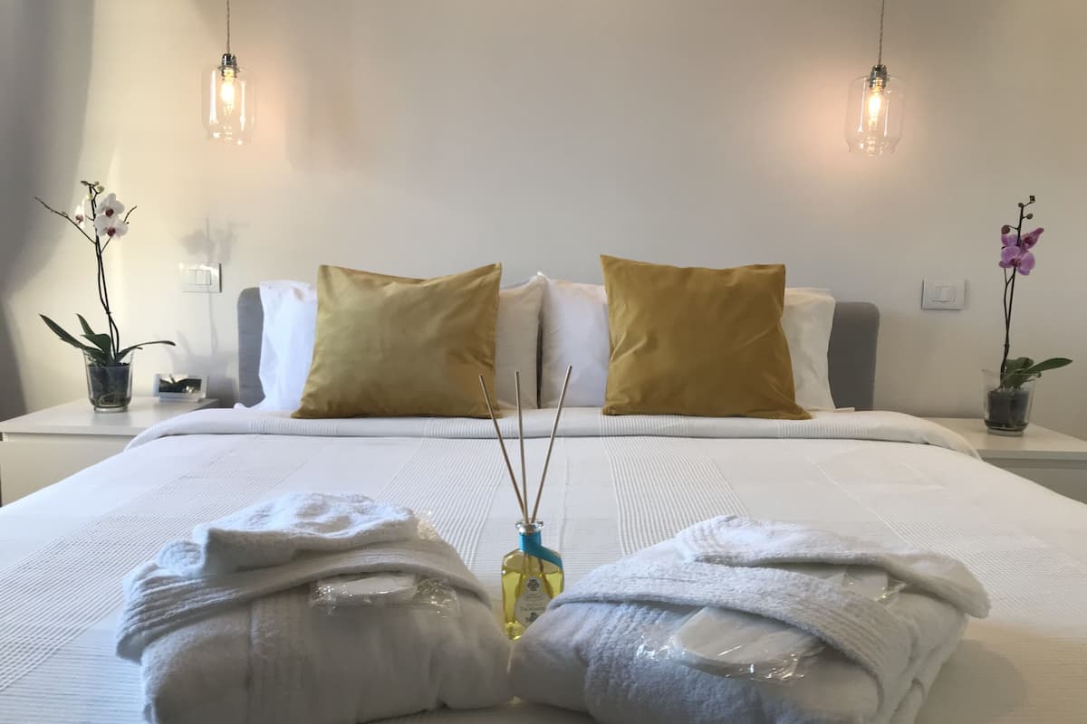 Suite Junior, 1 letto king con divano letto, accessibile ai disabili, vista mare | 1 camera, biancheria da letto ipoallergenica, copriletto in piuma
