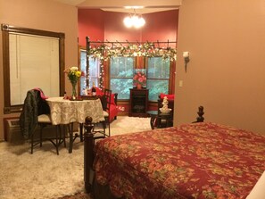 Cottage, 1 King Bed, Jetted Tub | Cots/infant beds, free WiFi, bed sheets - Spruce Hill Inn and Cottages (Mansfield)