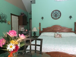 Cottage, 1 King Bed, Jetted Tub | Cots/infant beds, free WiFi, bed sheets - Spruce Hill Inn and Cottages (Mansfield)