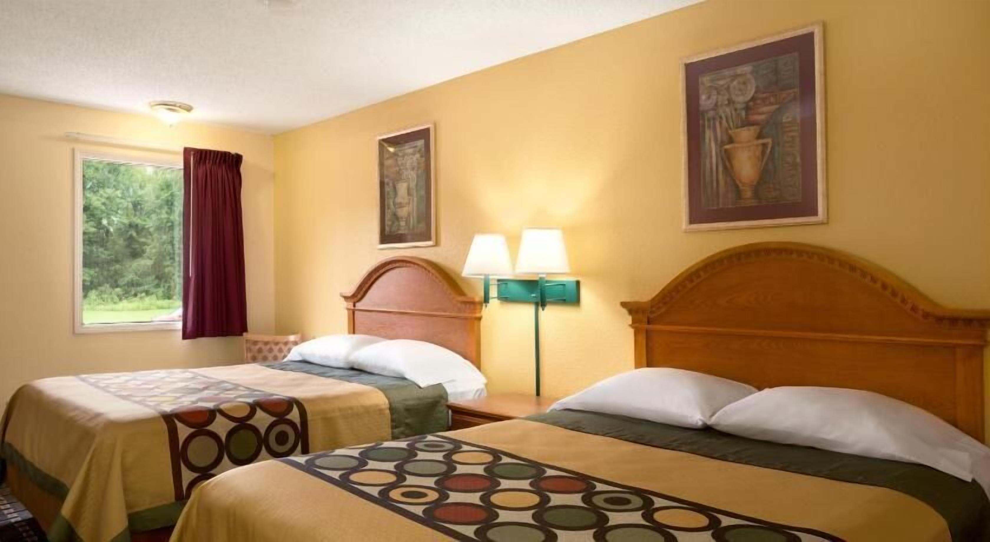 Escritorio, espacio para trabajar con laptop y cortinas blackout 