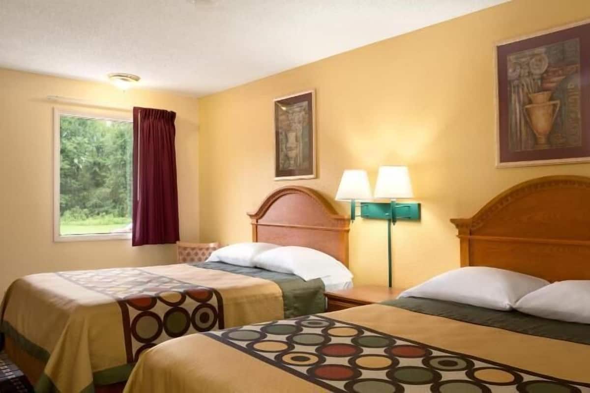 デスク、ノートパソコン用作業スペース、遮光カーテン、アイロン / アイロン台