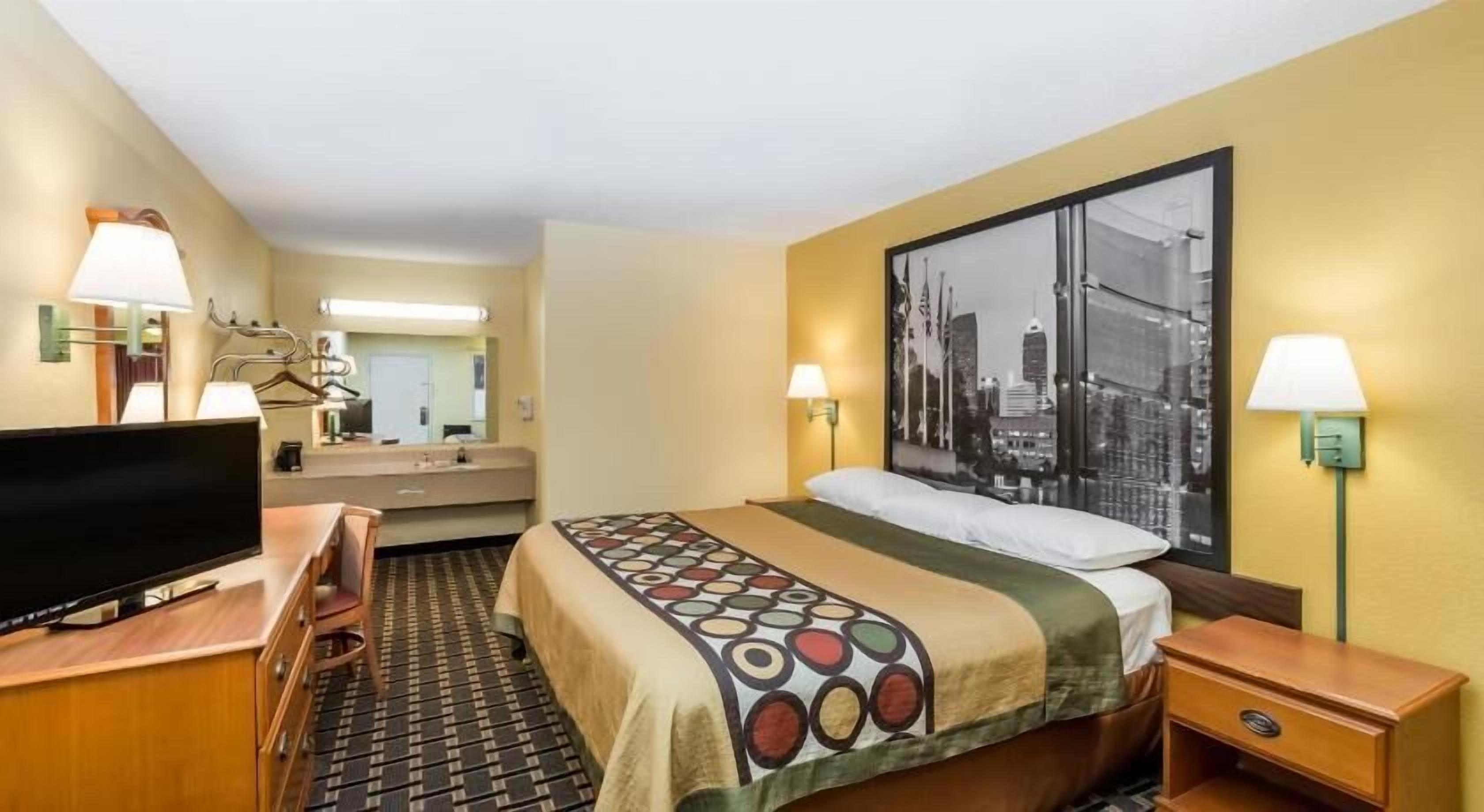 Escritorio, espacio para trabajar con laptop y cortinas blackout 