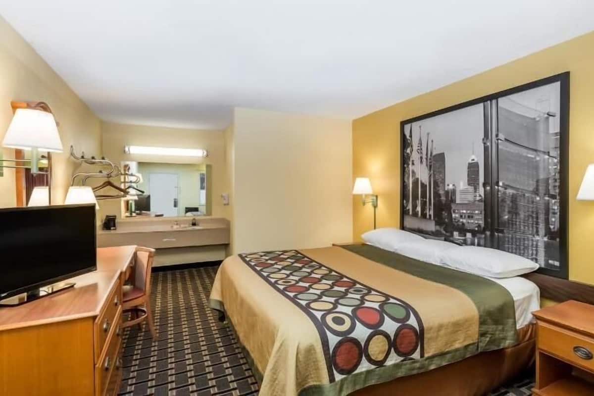 デスク、ノートパソコン用作業スペース、遮光カーテン、アイロン / アイロン台