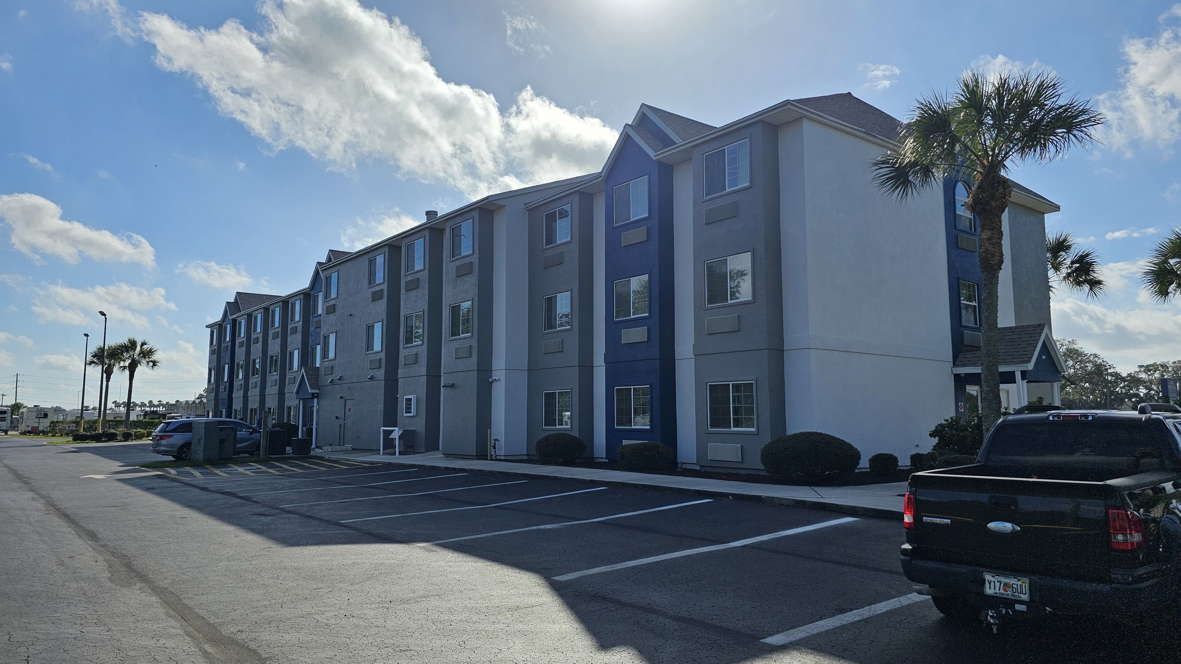 Un edificio residenziale a più piani con un parcheggio.