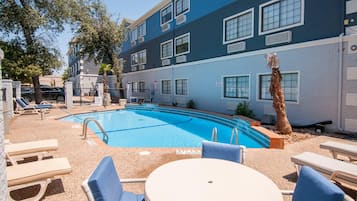 Una piscina al aire libre