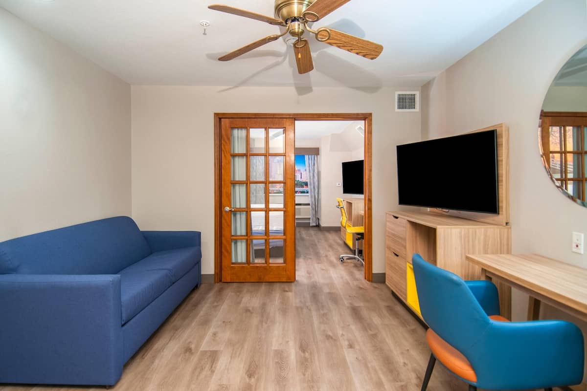 Suite, 1 Bedroom, Non Smoking (1 King Bed)
