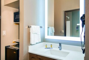 Combined shower/tub, deep soaking tub, rainfall showerhead