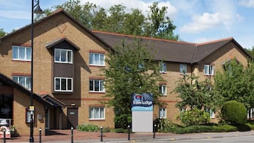 Un hôtel Travelodge avec une façade en briques, de nombreuses fenêtres et une enseigne.