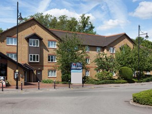 A brick building with a sign for 'Travelodge Staines'. - Travelodge Staines (Staines)