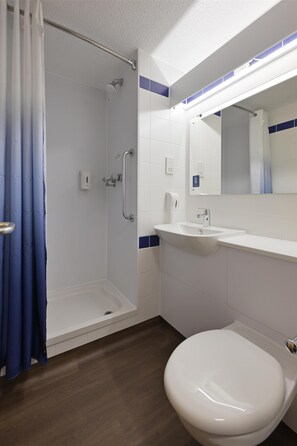 Bathroom - Travelodge Staines (Staines)